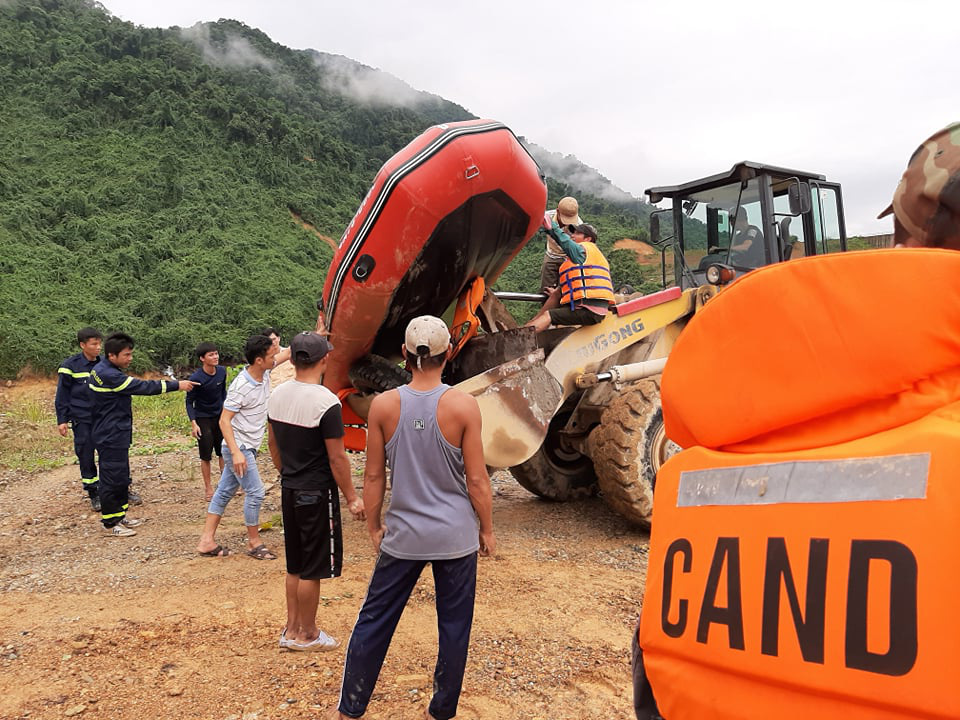 Kinh ho&agrave;ng hiện trường sạt lở v&ugrave;i lấp nh&agrave; điều h&agrave;nh Thủy điện R&agrave;o Trăng 3 - Ảnh 5.