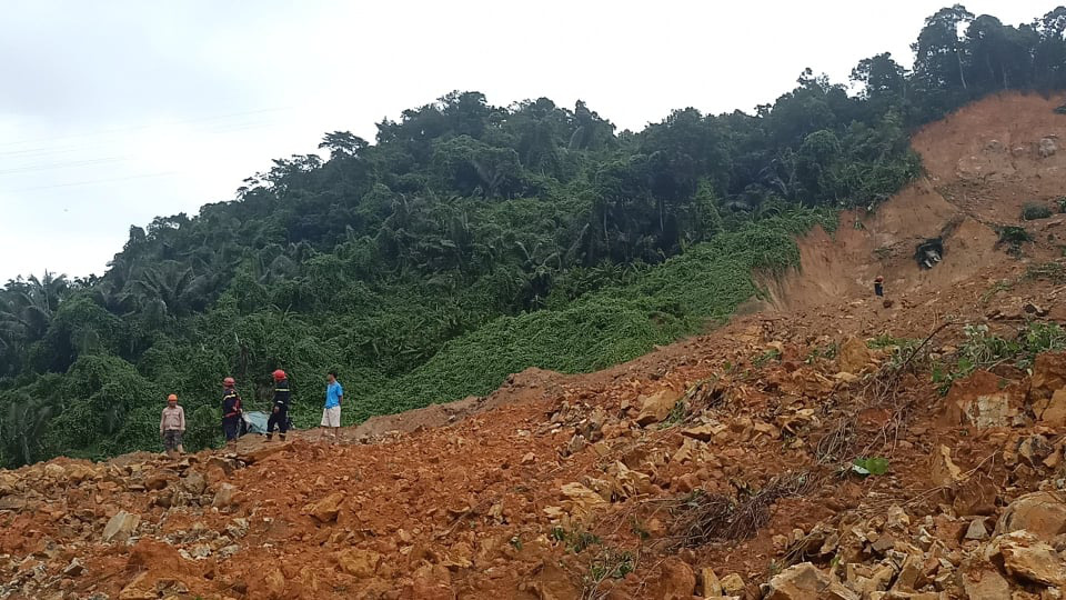 Kinh ho&agrave;ng hiện trường sạt lở v&ugrave;i lấp nh&agrave; điều h&agrave;nh Thủy điện R&agrave;o Trăng 3 - Ảnh 10.