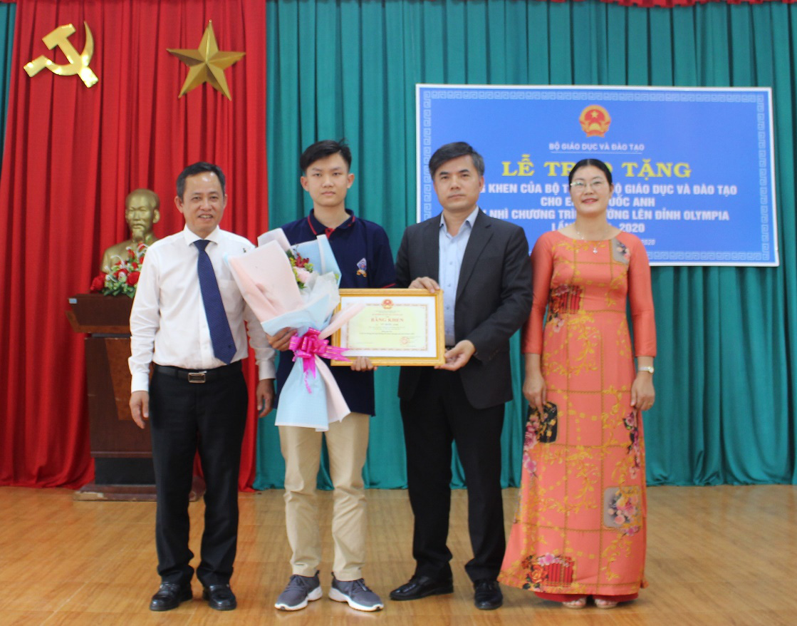Bộ trưởng Bộ GD-ĐT tặng bằng khen cho Á quân Đường lên đỉnh Olympia