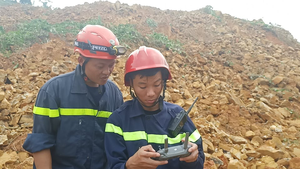 Kinh ho&agrave;ng hiện trường sạt lở v&ugrave;i lấp nh&agrave; điều h&agrave;nh Thủy điện R&agrave;o Trăng 3 - Ảnh 14.