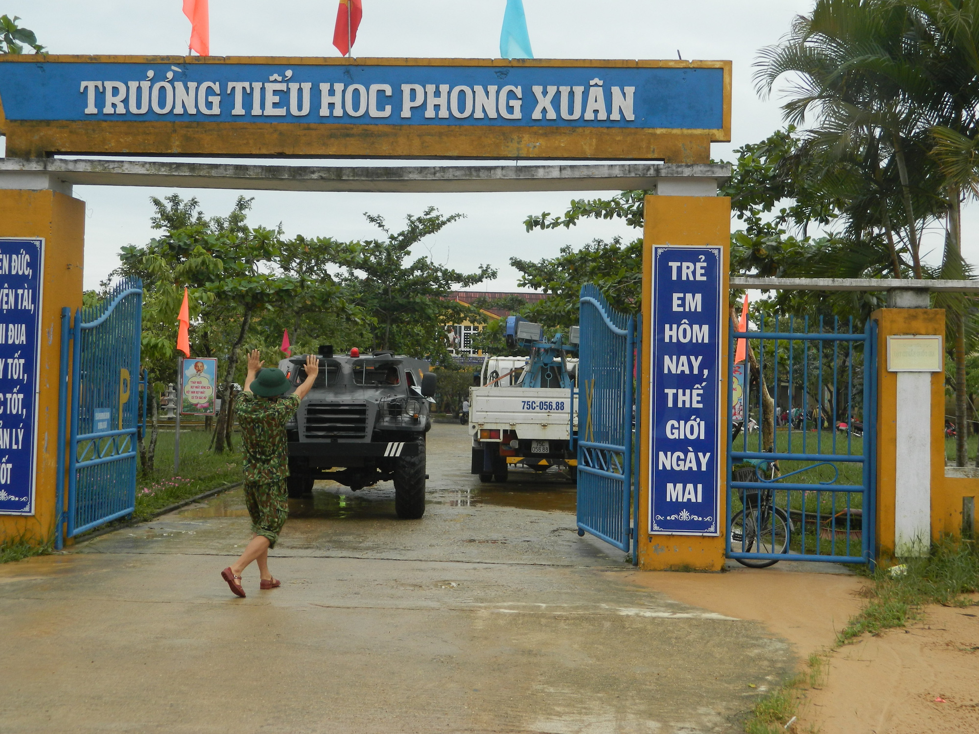 N&Oacute;NG: C&aacute;c lực lượng cứu hộ l&ecirc;n đường v&agrave;o thủy điện R&agrave;o Trăng 3 cứu người - Ảnh 12.