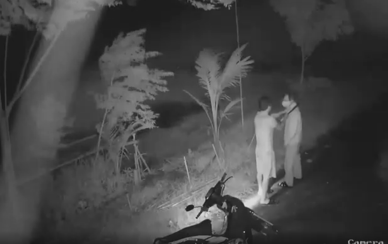 CLIP: Nam thanh niên cầm dao khống chế, đánh đập dã man người đàn ông 66 tuổi - Ảnh 1.