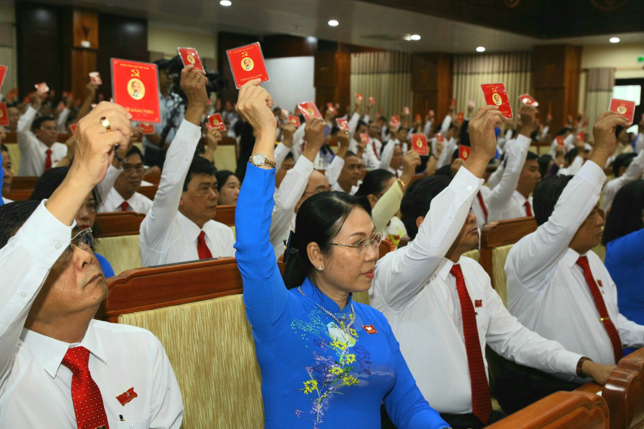 &Ocirc;ng L&ecirc; Tiến Ch&acirc;u t&aacute;i đắc cử B&iacute; thư Tỉnh ủy Hậu Giang - Ảnh 7.