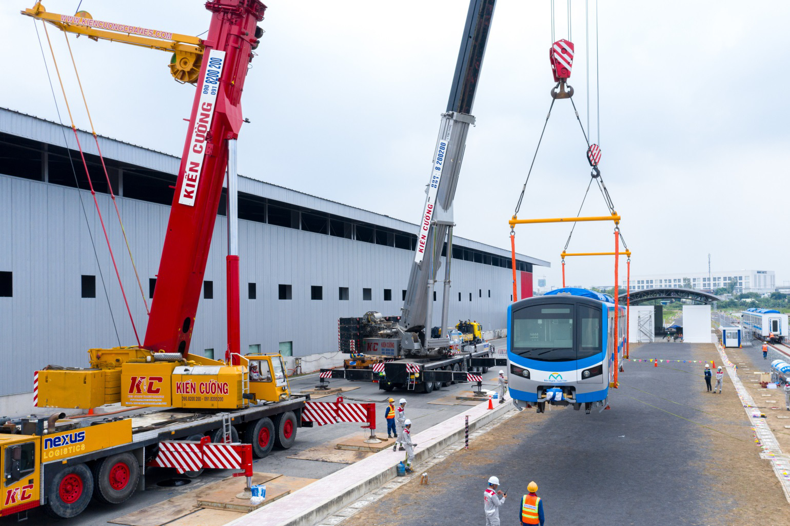 Ba toa tàu metro đầu tiên đã được lắp đặt thành công vào đường ray - Ảnh 2.