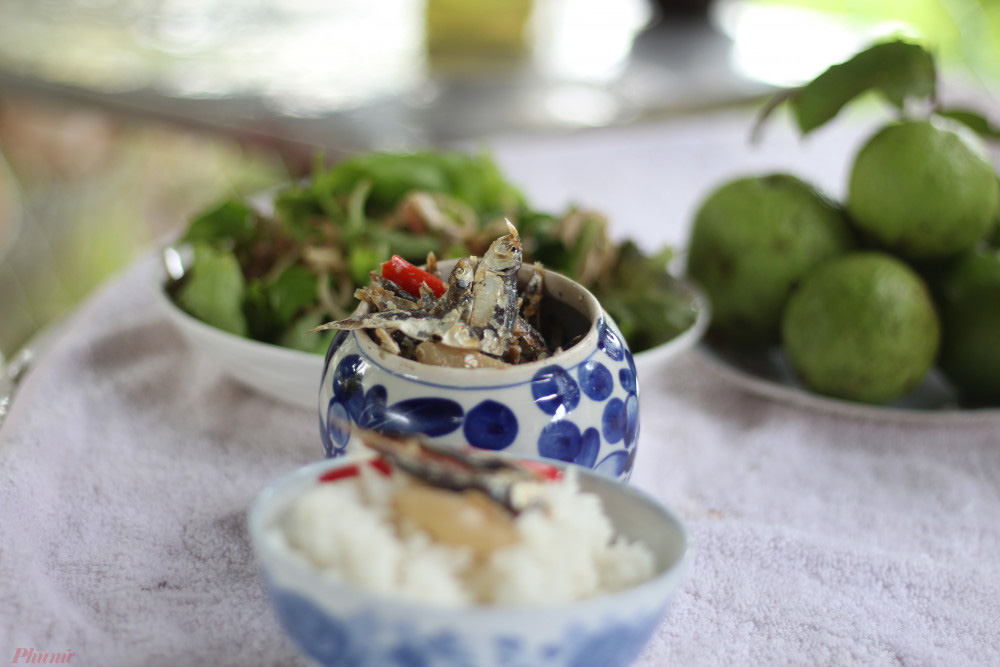 Trời mưa, ăn c&aacute; kh&ocirc; kho với cơm nguội - Ảnh 1.