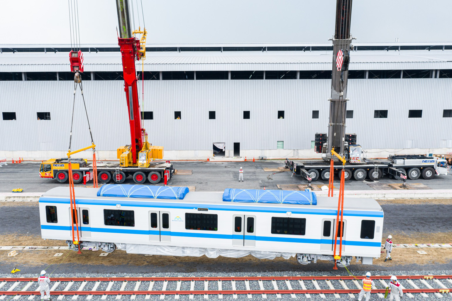 Ba toa tàu metro đầu tiên đã được lắp đặt thành công vào đường ray - Ảnh 3.