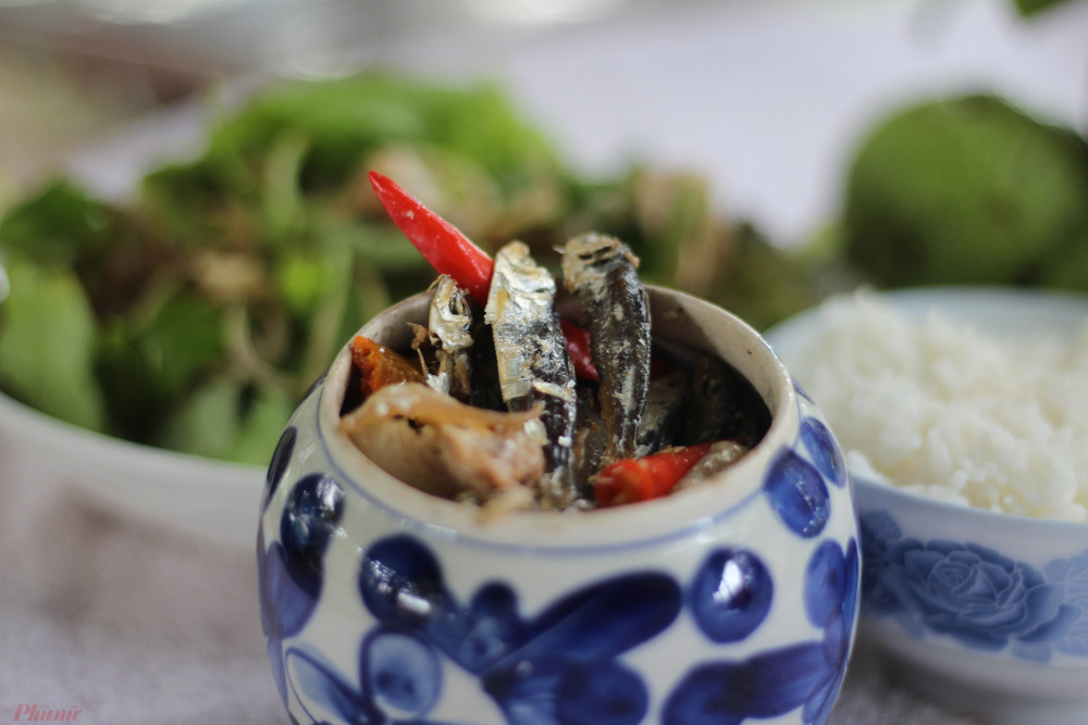 Trời mưa, ăn c&aacute; kh&ocirc; kho với cơm nguội - Ảnh 3.