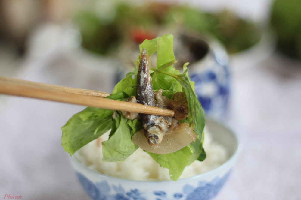 Trời mưa, ăn c&aacute; kh&ocirc; kho với cơm nguội - Ảnh 4.