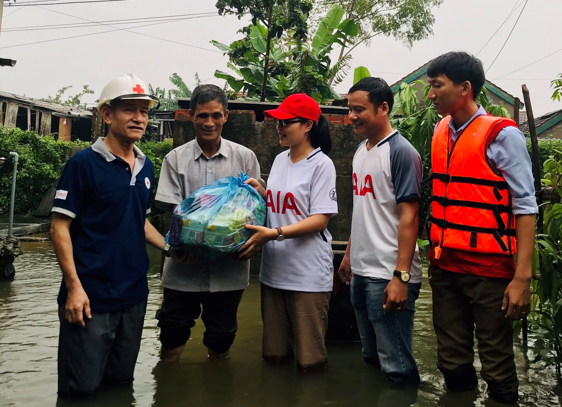 AIA Việt Nam đồng hành và hỗ trợ người dân vùng lũ miền Trung