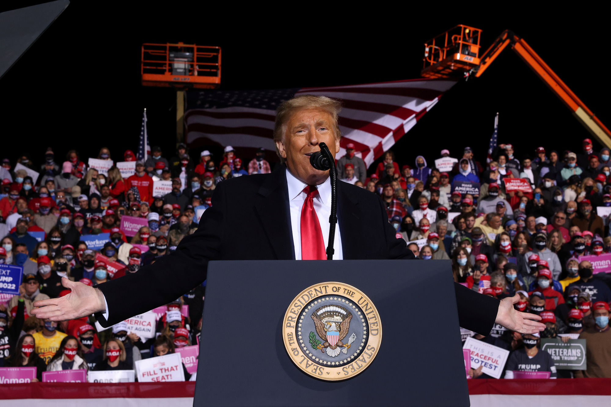Ứng viên Đảng Dân chủ bỏ xa Tổng thống Donald Trump