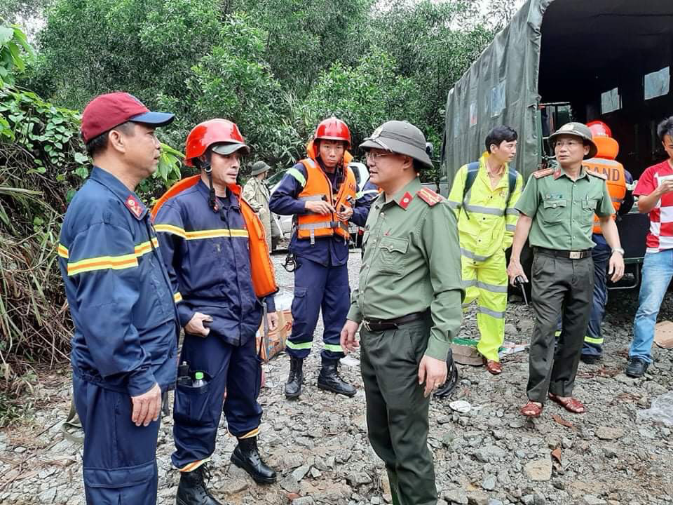 Kinh ho&agrave;ng hiện trường sạt lở v&ugrave;i lấp nh&agrave; điều h&agrave;nh Thủy điện R&agrave;o Trăng 3 - Ảnh 2.