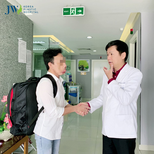Ch&agrave;ng trai mặt quỷ được xuất viện - Ảnh 1.