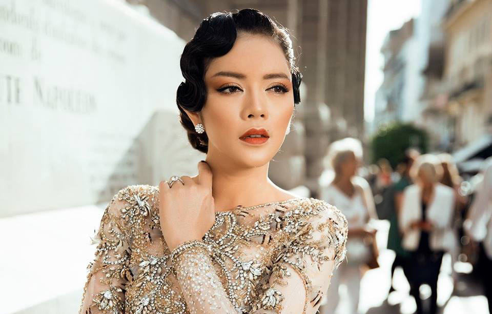 Lý Nhã Kỳ khoe "đập hộp" hàng hiệu không kém Ngọc Trinh