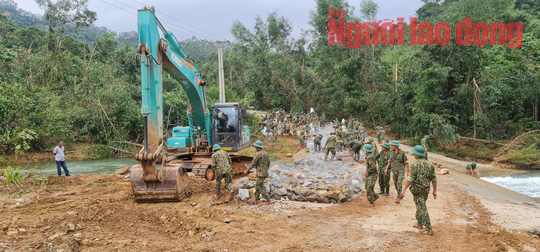 Vụ Rào Trăng 3: Đã phát hiện một thi thể bị vùi lấp dưới đất đá khu vực sạt lở trạm kiểm lâm 67 - Ảnh 6.