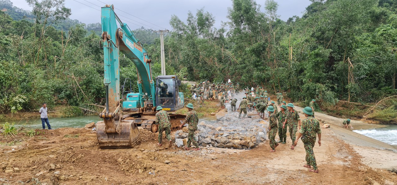 Sử dụng thuốc nổ để thông đường vào tìm kiếm 16 người mất tích ở Rào Trăng 3