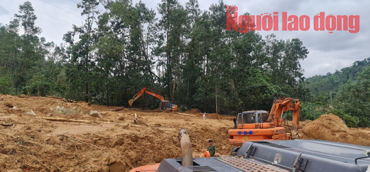 Vụ Rào Trăng 3: Đã phát hiện một thi thể bị vùi lấp dưới đất đá khu vực sạt lở trạm kiểm lâm 67 - Ảnh 4.