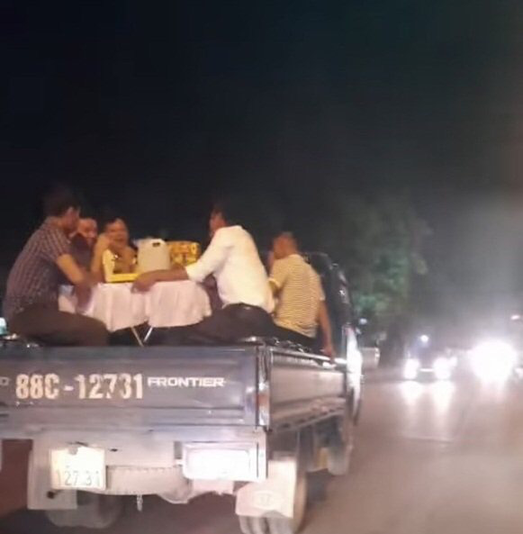 Xử phạt t&agrave;i xế chở người c&ugrave;ng ghế, b&agrave;n phủ vải trắng tr&ecirc;n th&ugrave;ng xe tải đi ăn cưới - Ảnh 1.