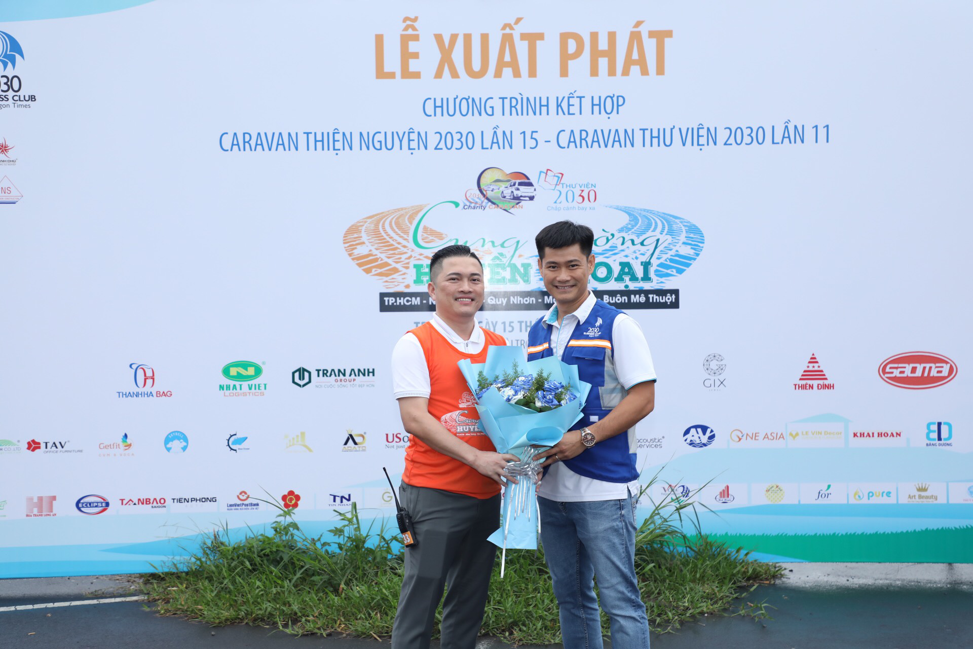 CLB Doanh nhân 2030 tặng 2,2 tỉ đồng cho học sinh tỉnh Bình Định - Ảnh 2.