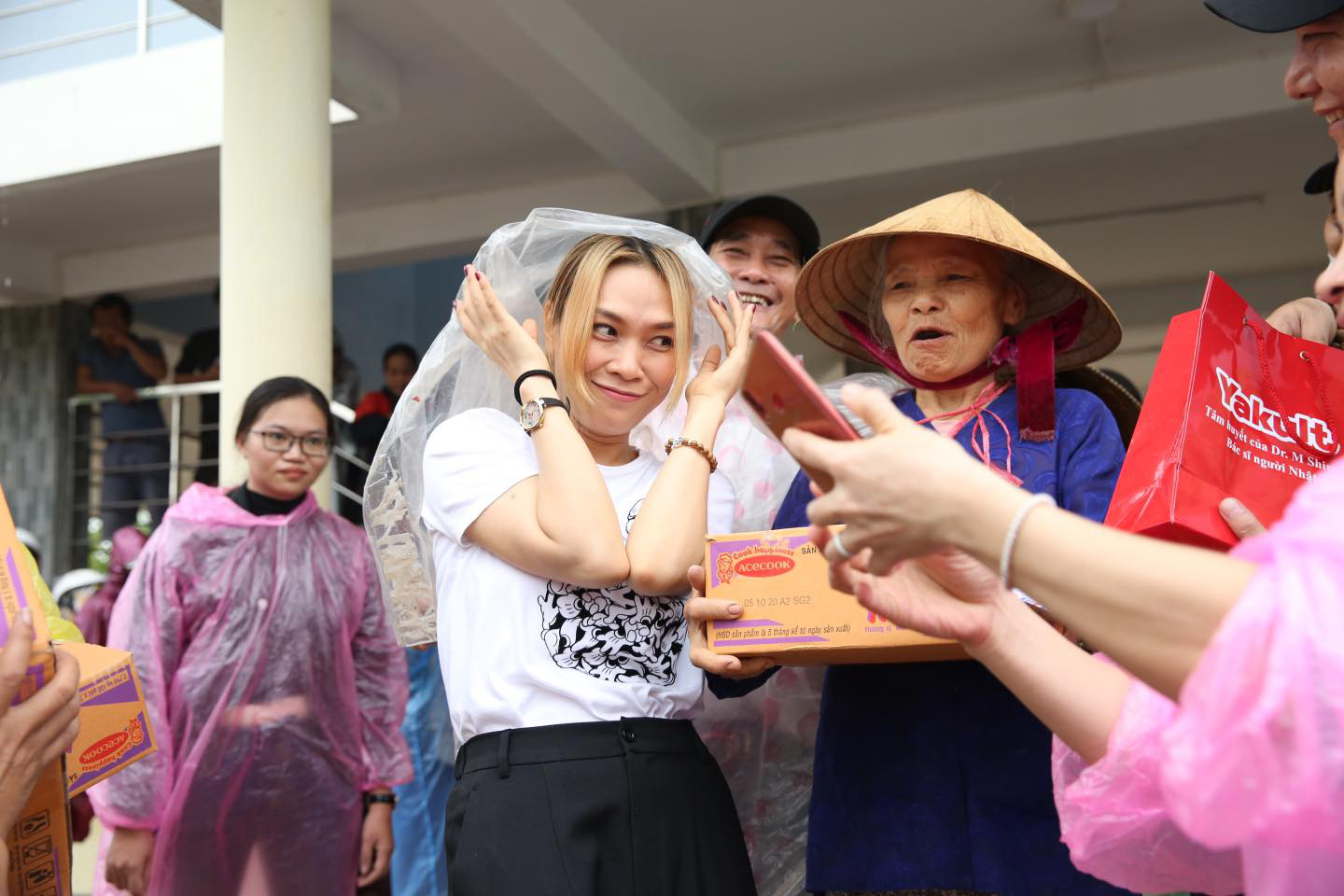 Thủy Ti&ecirc;n b&ecirc;nh vực Trấn Th&agrave;nh, Trường Giang vụ từ thiện - Ảnh 7.