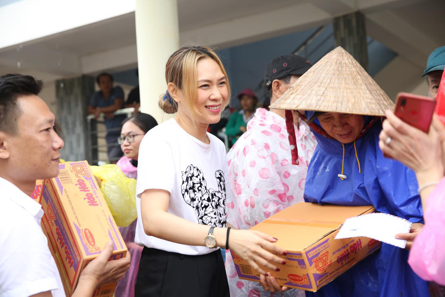Thủy Ti&ecirc;n b&ecirc;nh vực Trấn Th&agrave;nh, Trường Giang vụ từ thiện - Ảnh 6.