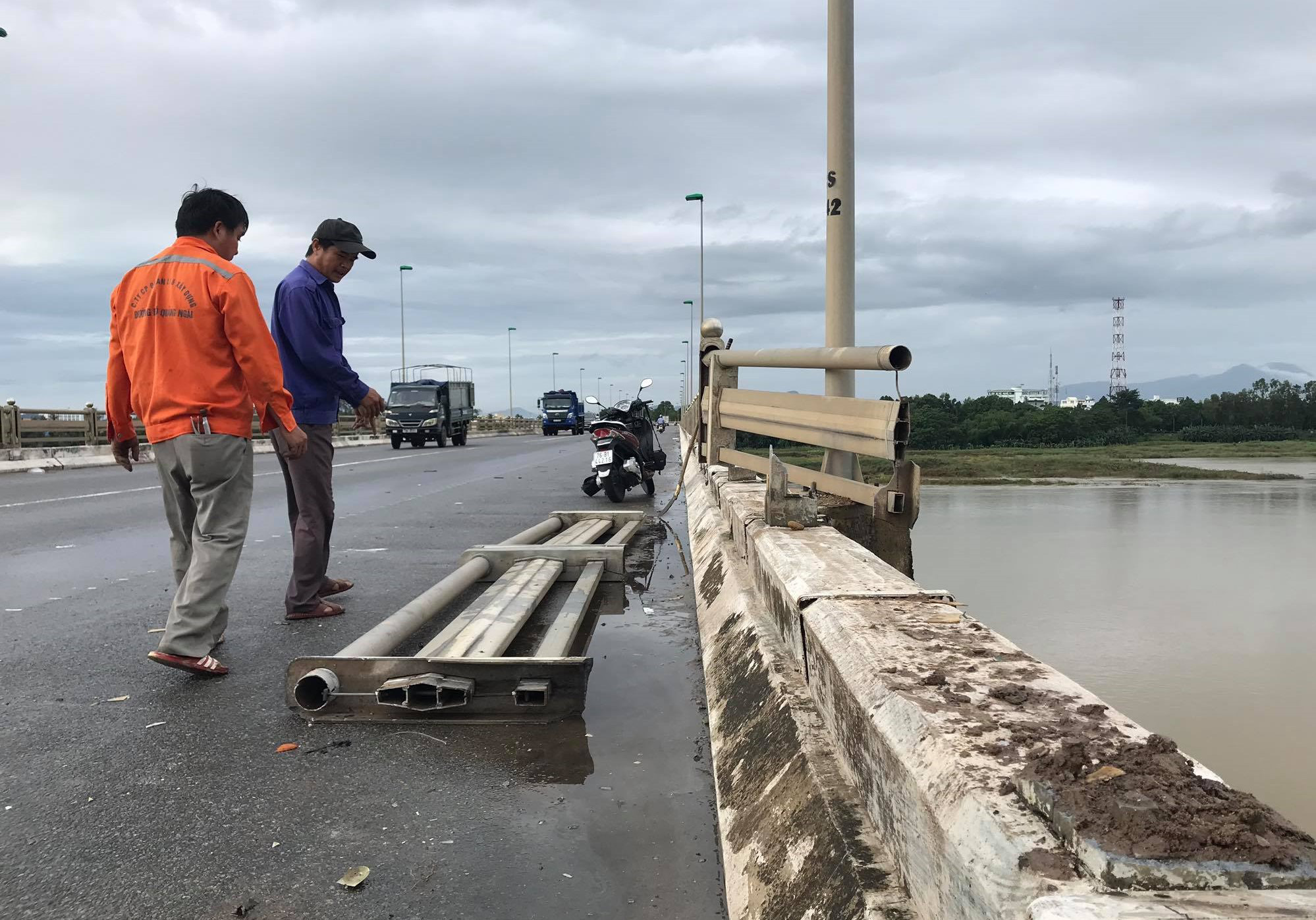 Tai nạn giao th&ocirc;ng li&ecirc;n ho&agrave;n tr&ecirc;n cầu khiến xe kh&aacute;ch su&yacute;t rơi xuống s&ocirc;ng - Ảnh 2.