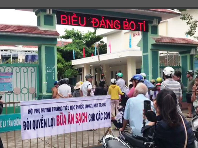 Bớt xén bữa ăn học sinh: Hiệu trưởng bị yêu cầu... kiểm điểm!