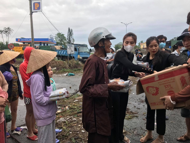 Thủy Ti&ecirc;n b&ecirc;nh vực Trấn Th&agrave;nh, Trường Giang vụ từ thiện - Ảnh 1.