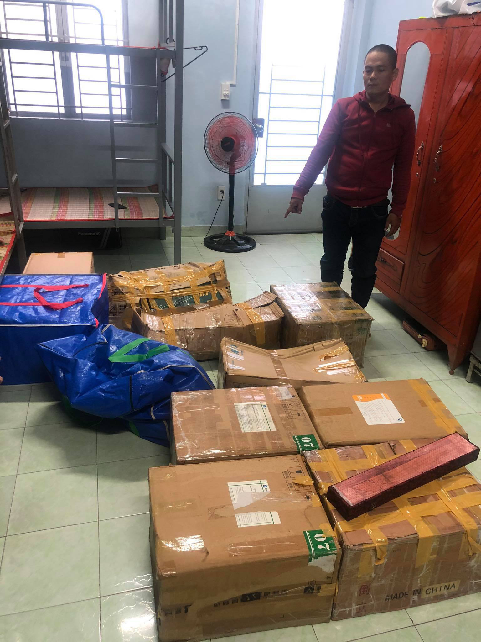 Bắt đối tượng mang s&uacute;ng đi b&aacute;n, ph&aacute;t hiện ra kho vũ kh&iacute; ở v&ugrave;ng ven - Ảnh 1.