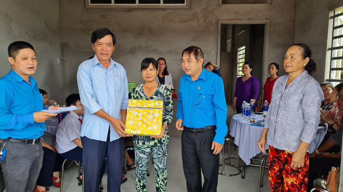 Giúp đoàn viên khó khăn an cư