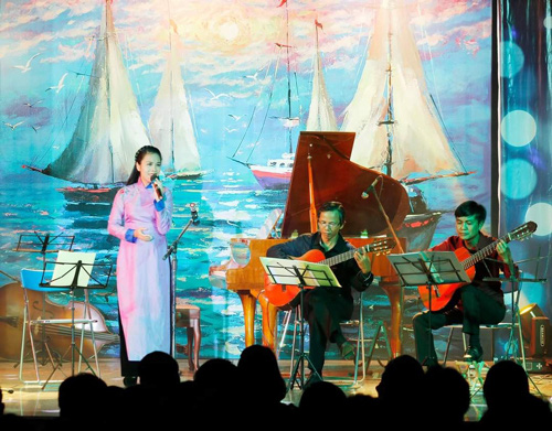 Văn nghệ gây quỹ hỗ trợ công nhân khó khăn