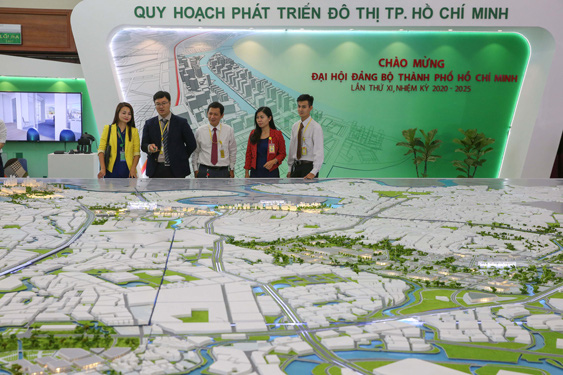 89-Các-đại-biểu-xem-sa-bàn-quy-hoạch-phát-triển-TP-Thủ-Đức---ảnh-Hoàng-Triều_1
