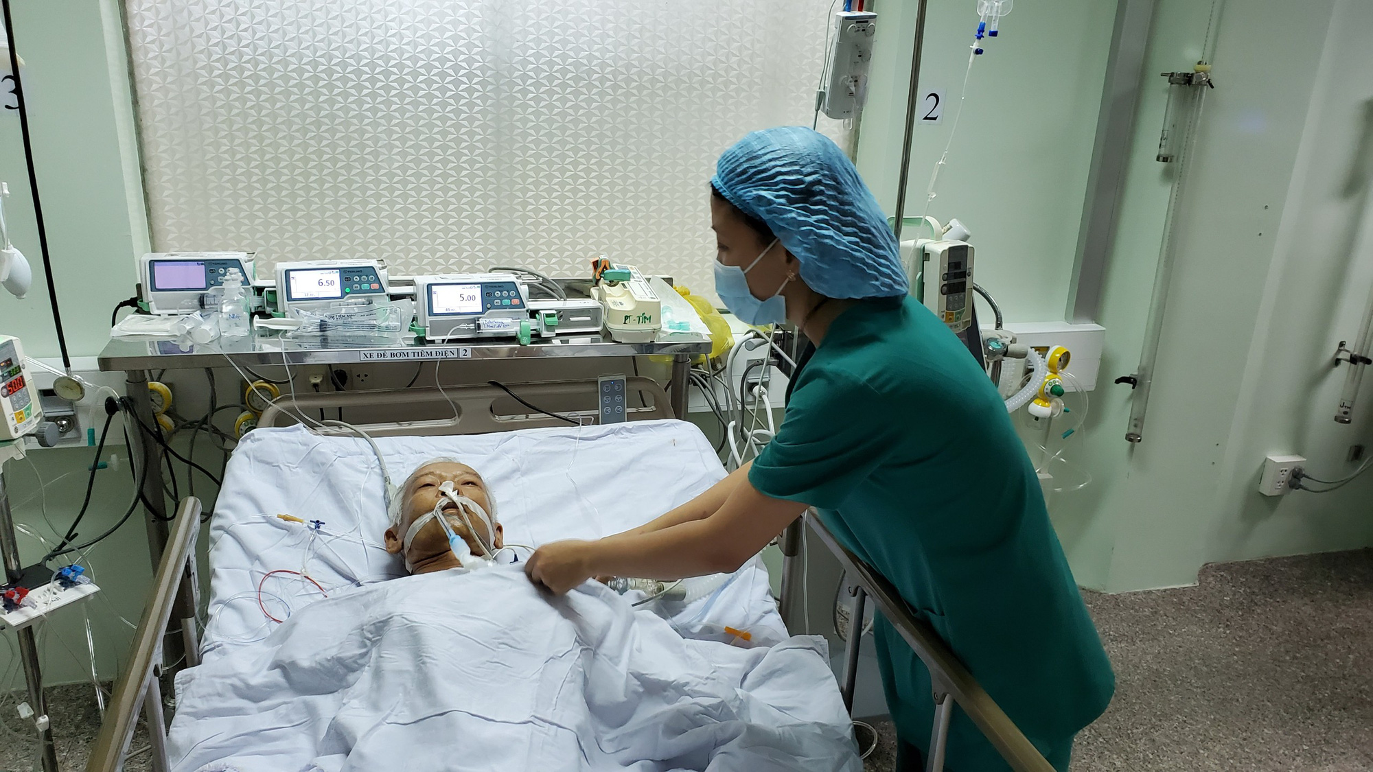 Phẫu thuật xuyên đêm lấy khối u khổng lồ như đầu con bê trong tim cụ ông - Ảnh 3.