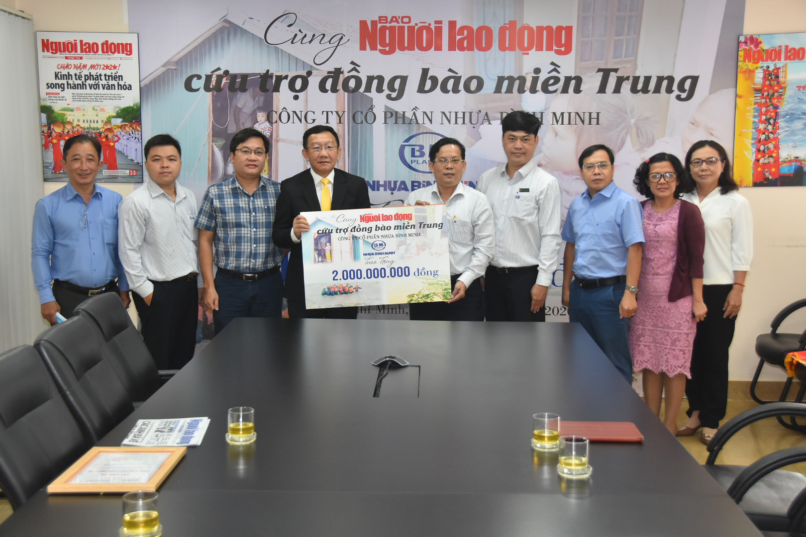 Thông qua Báo Người Lao Động, Công ty CP Nhựa Bình Minh ủng hộ đồng bào vùng lũ 2 tỉ đồng
