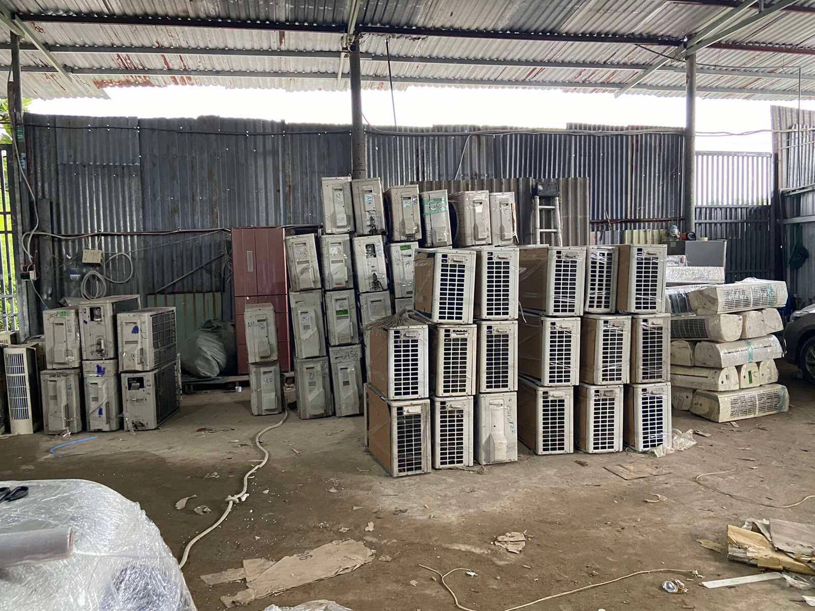 TP HCM: Bí mật nằm trong 3 xe tải đang lưu thông ở Tân Phú