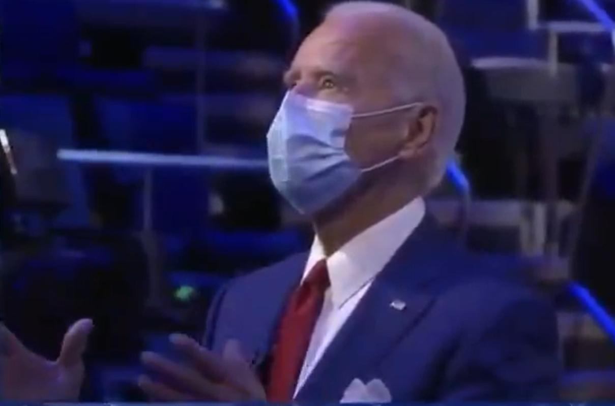 Ứng viên Joe Biden có hành động đẹp trong phiên hỏi đáp của cử tri