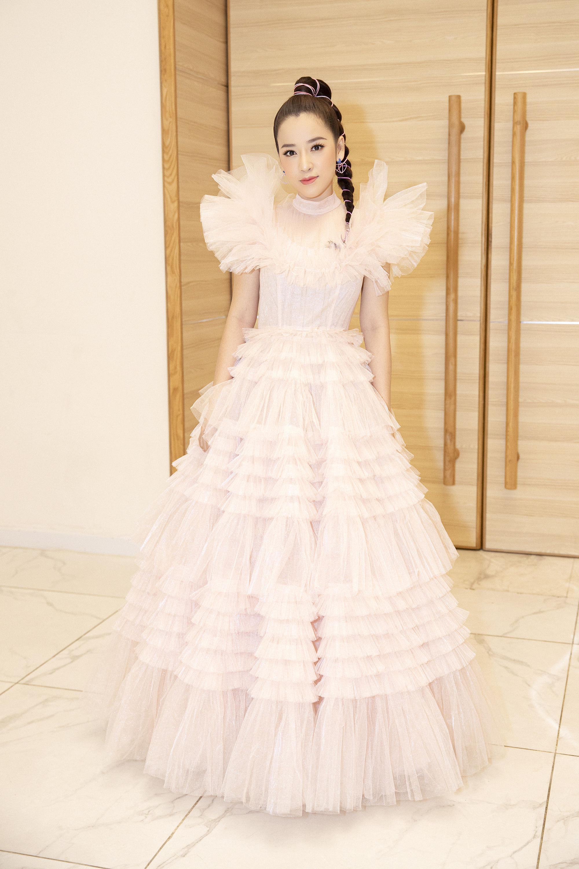 Hết khoe thân, showbiz đẹp với hình ảnh công chúa - Ảnh 5.