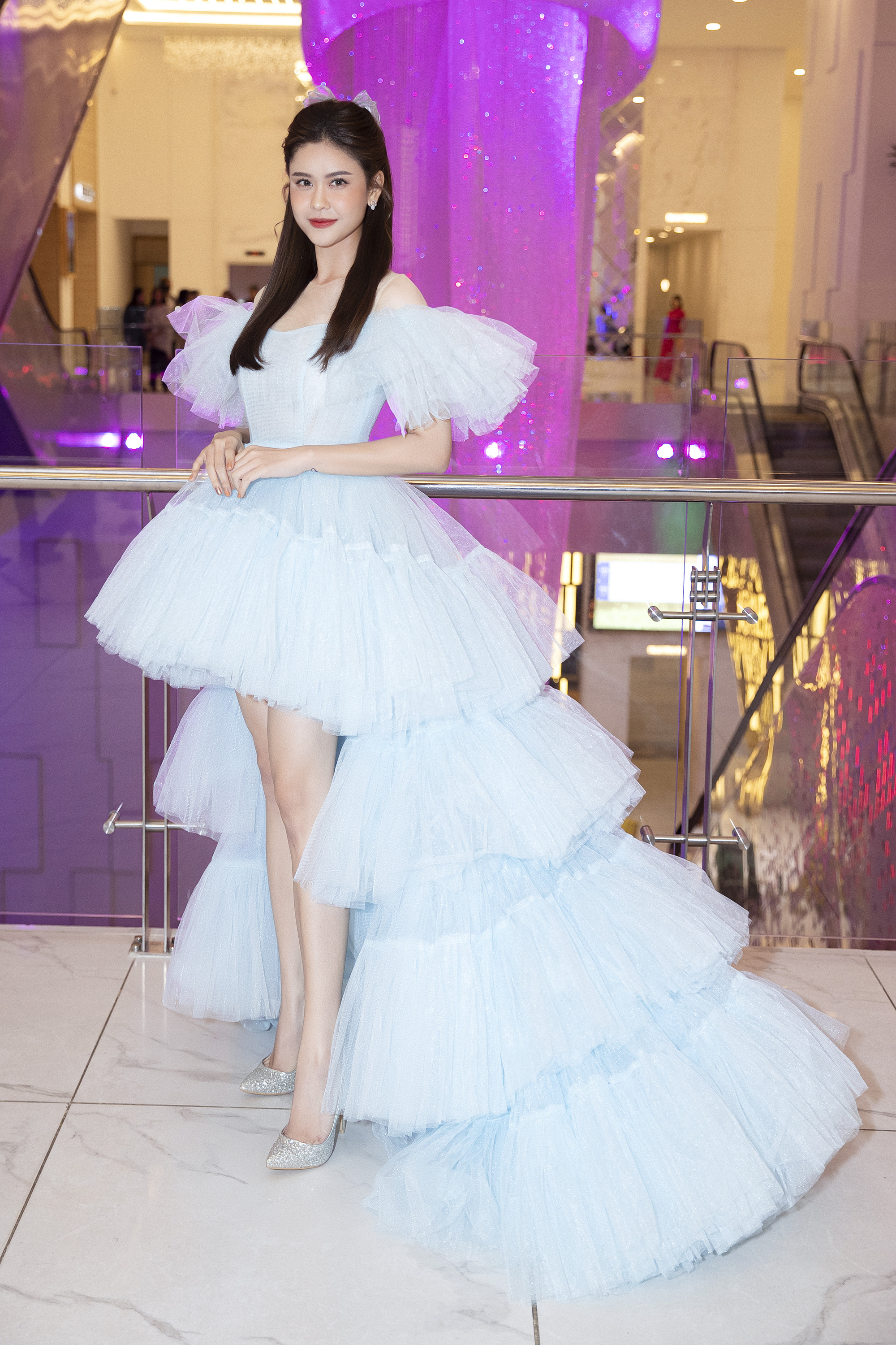 Hết khoe thân, showbiz đẹp với hình ảnh công chúa - Ảnh 2.