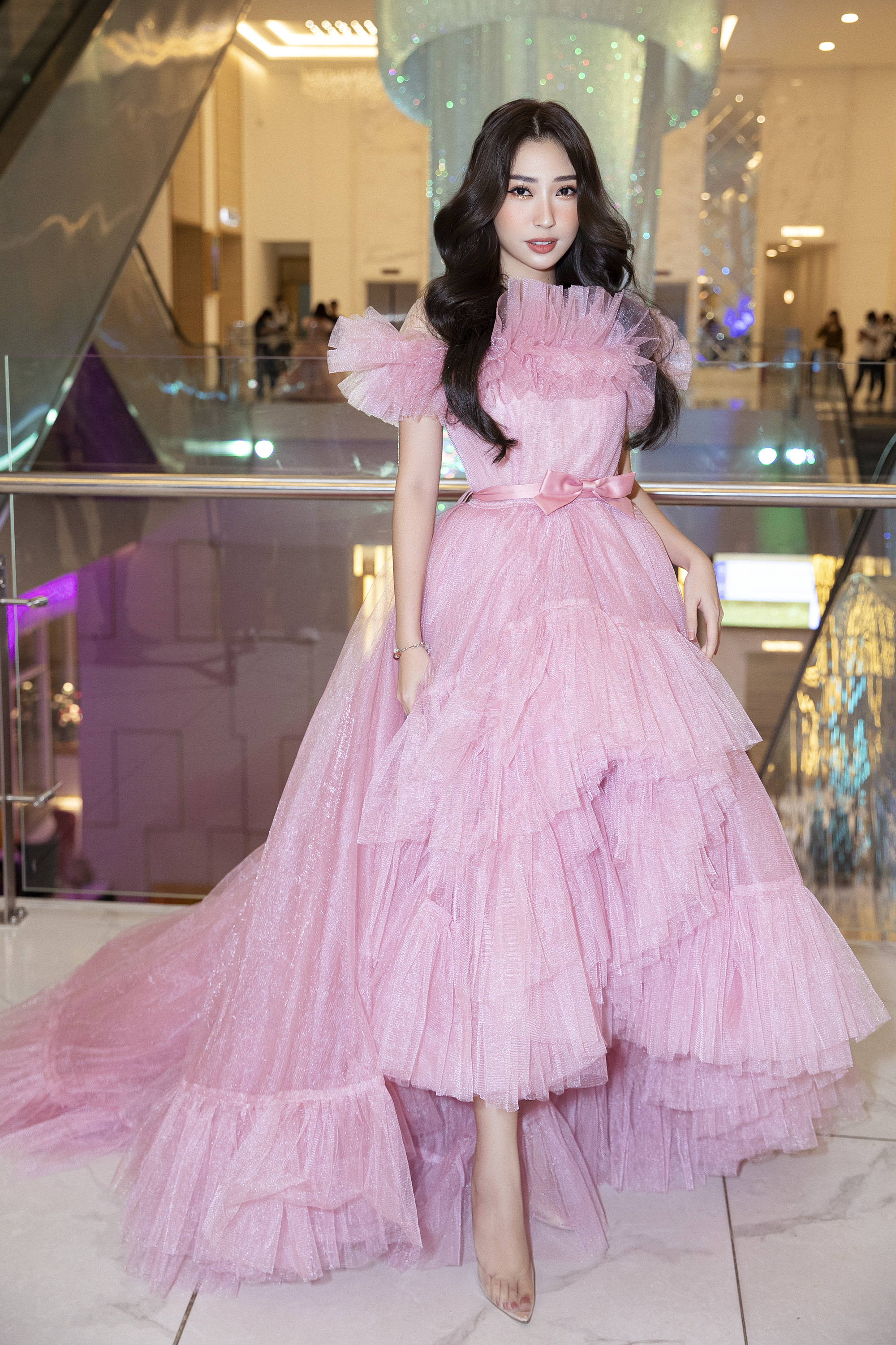 Hết khoe thân, showbiz đẹp với hình ảnh công chúa - Ảnh 4.