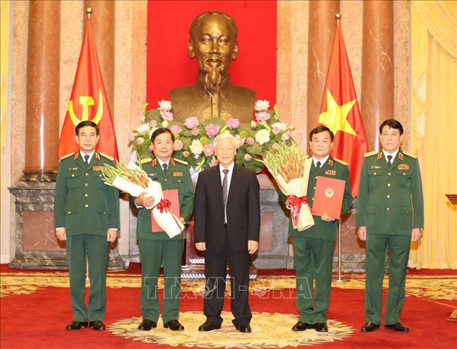Tổng B&iacute; thư, Chủ tịch nước trao Quyết định thăng qu&acirc;n h&agrave;m Thượng tướng cho 2 c&aacute;n bộ cấp cao Qu&acirc;n đội - Ảnh 1.