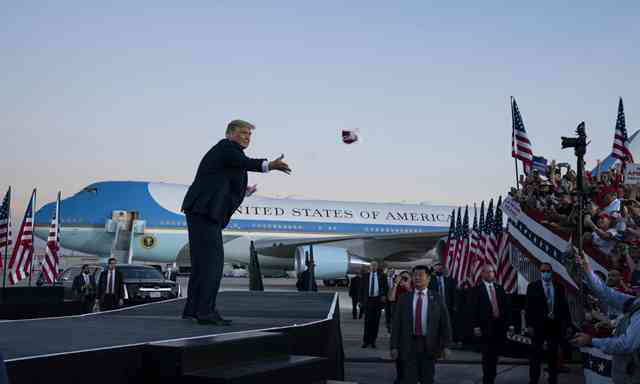 Tổng thống Trump đ&aacute;nh mất hai khối cử tri quan trọng? - Ảnh 1.