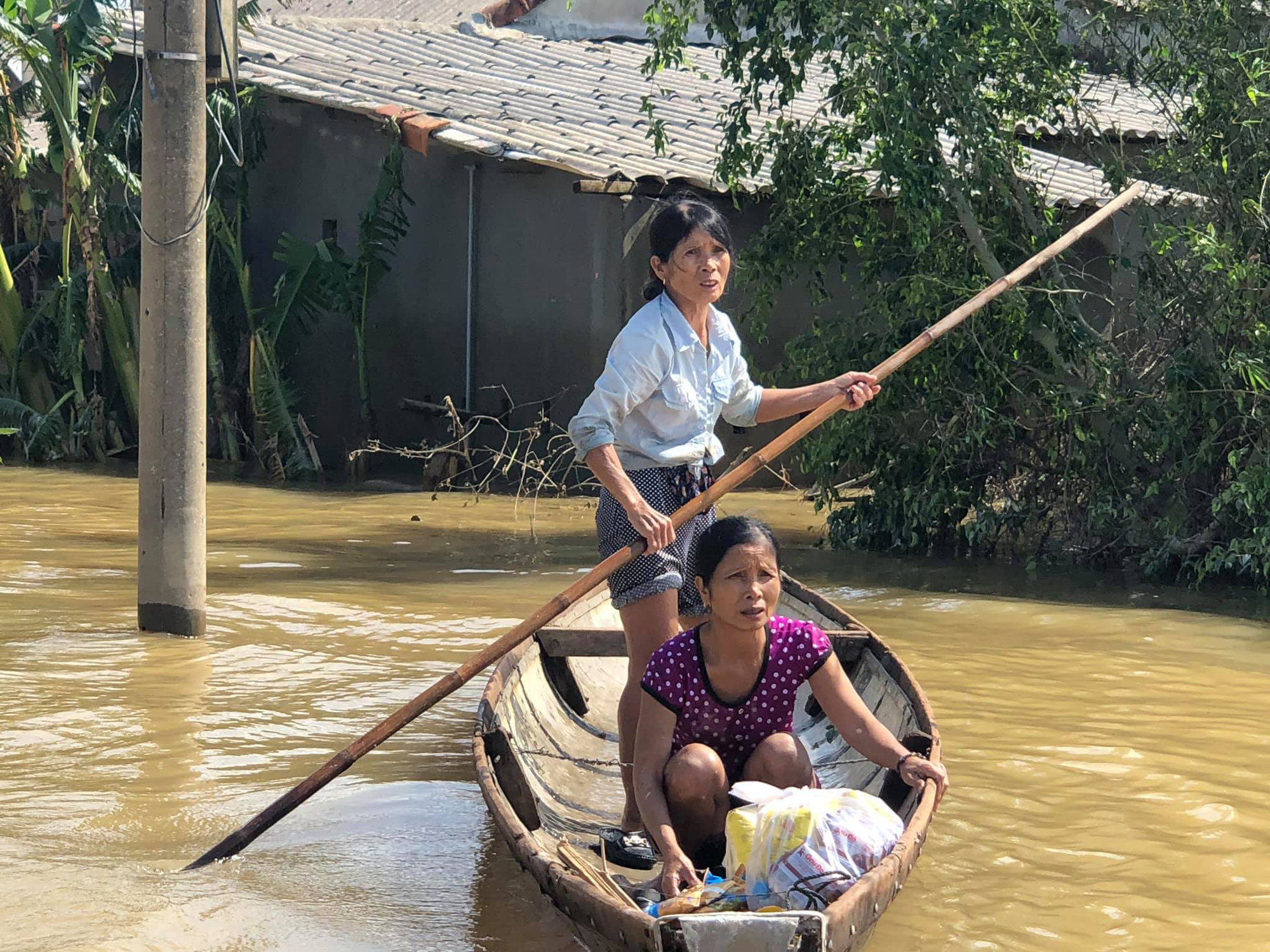 Bơi xuồng trong lũ nhận quà cứu trợ - Ảnh 6.