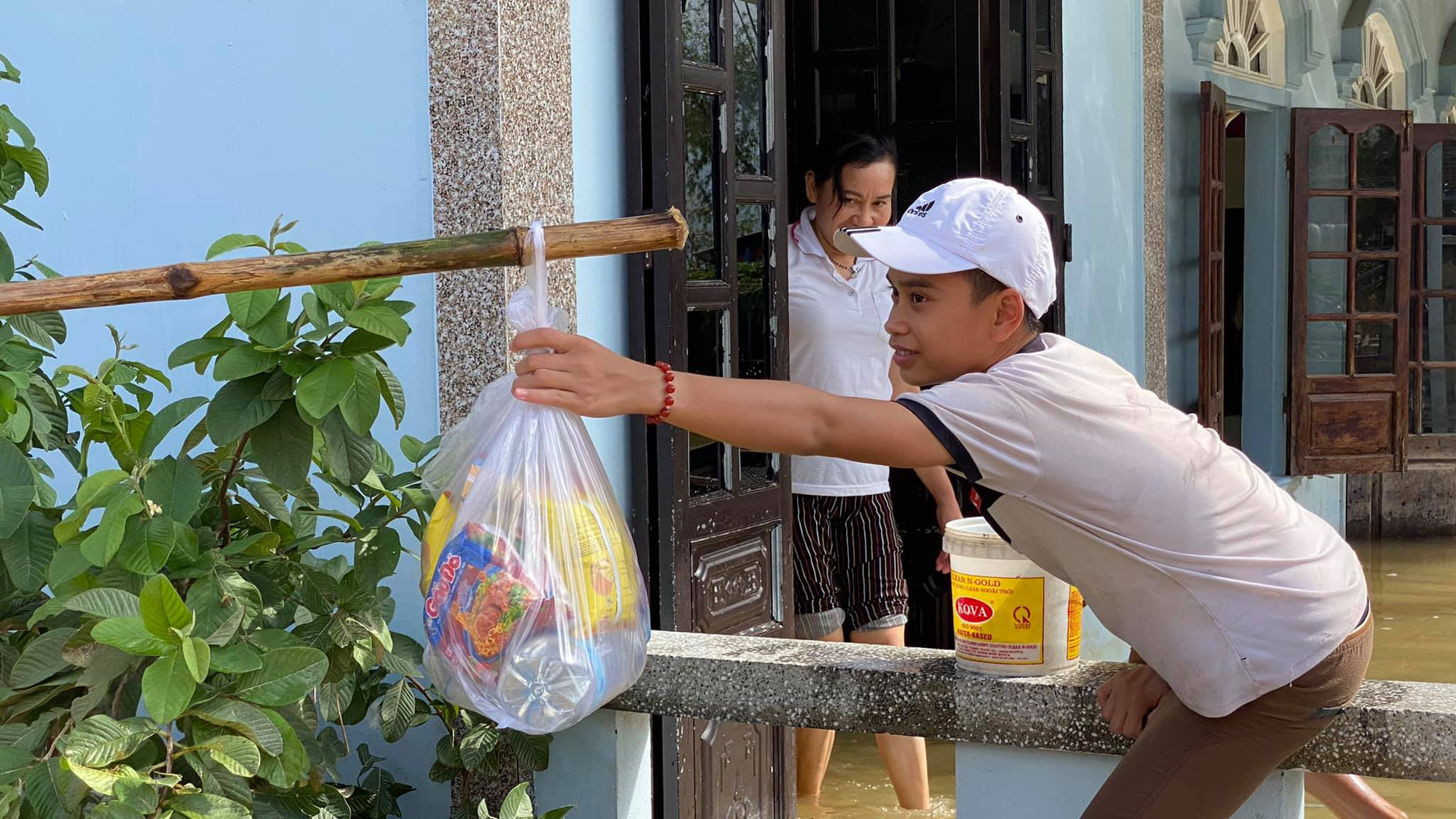 Bơi xuồng trong lũ nhận quà cứu trợ - Ảnh 9.
