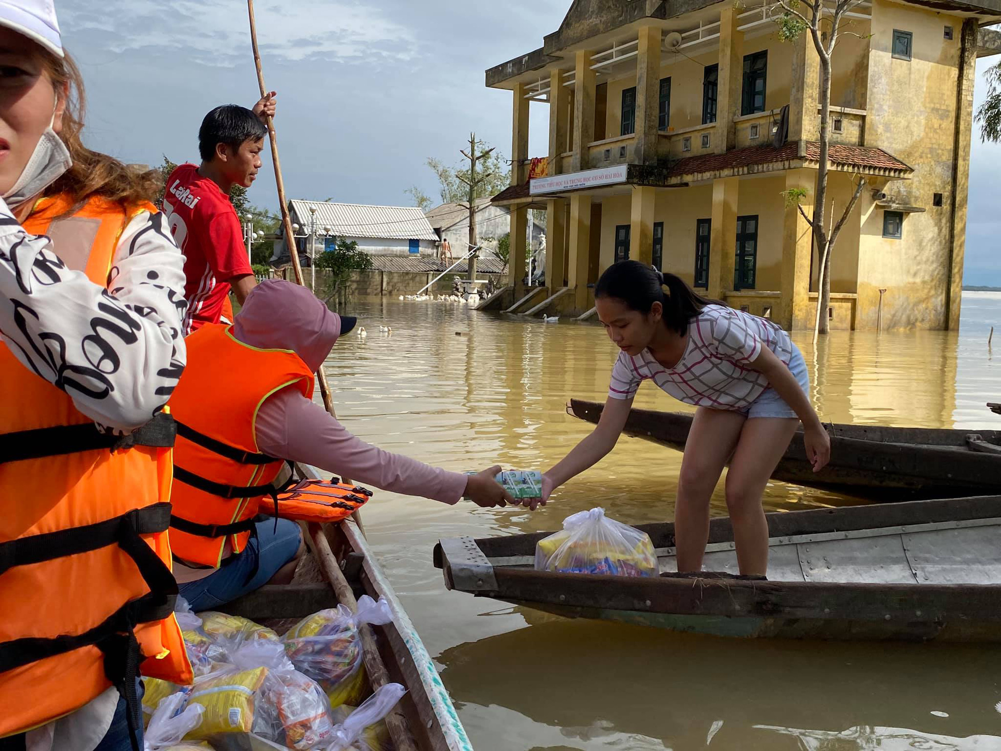 Bơi xuồng trong lũ nhận quà cứu trợ - Ảnh 3.