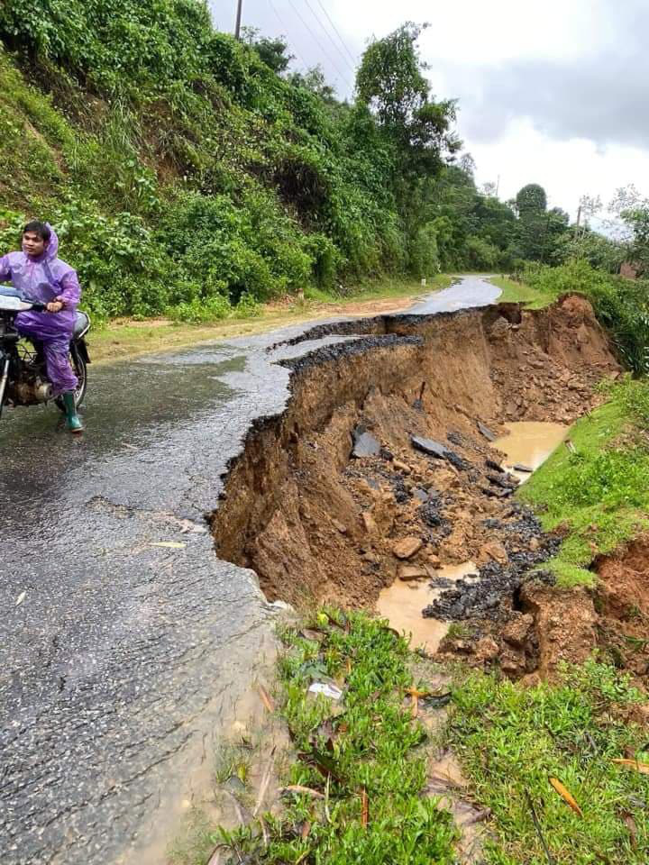 Nóng: Sạt lở núi vùi lấp căn nhà có 6 người, đưa được 2 người ra ngoài nhưng đã tử vong