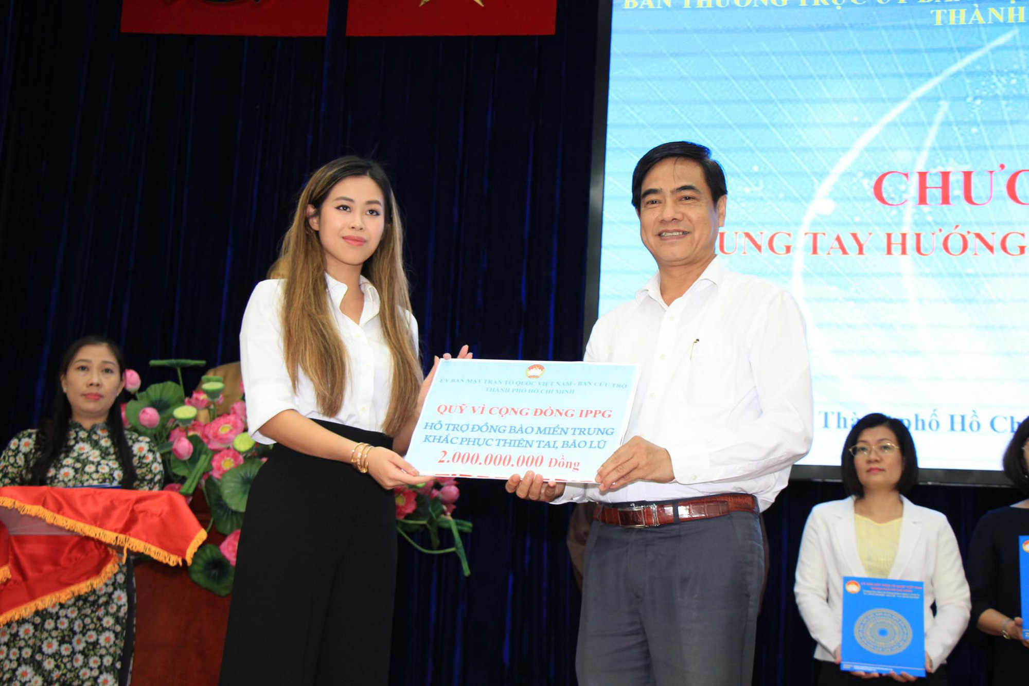 Thêm 7,7 tỉ đồng tiền và hàng cứu trợ cho đồng bào miền Trung - Ảnh 1.