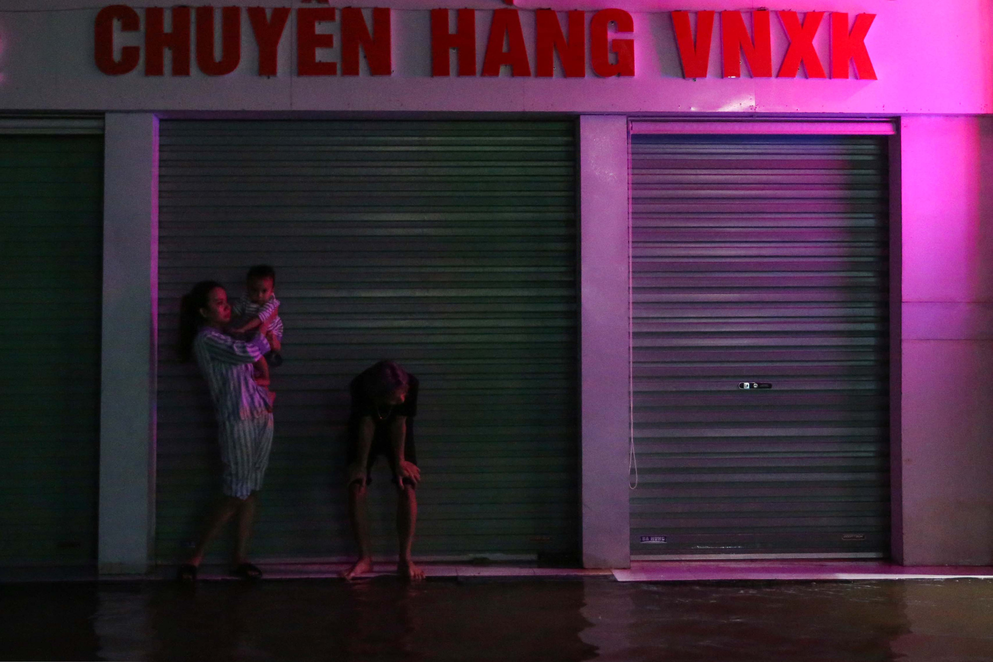 Vùng rốn lũ TP Huế, người dân di chuyển chủ yếu bằng thuyền, bè - Ảnh 9.