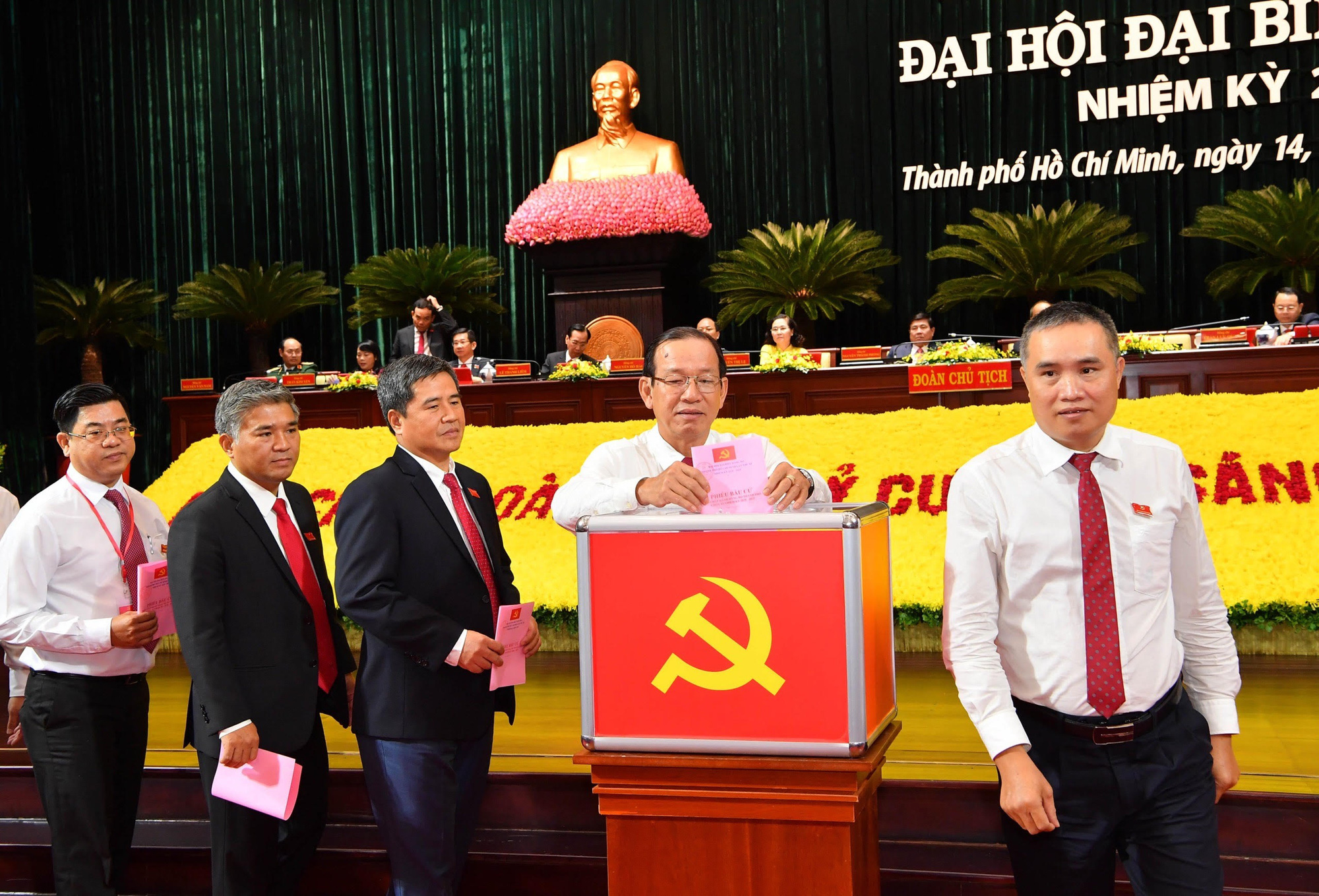 Bỏ phiếu bầu Ban Chấp hành Đảng bộ TP HCM nhiệm kỳ 2020-2025