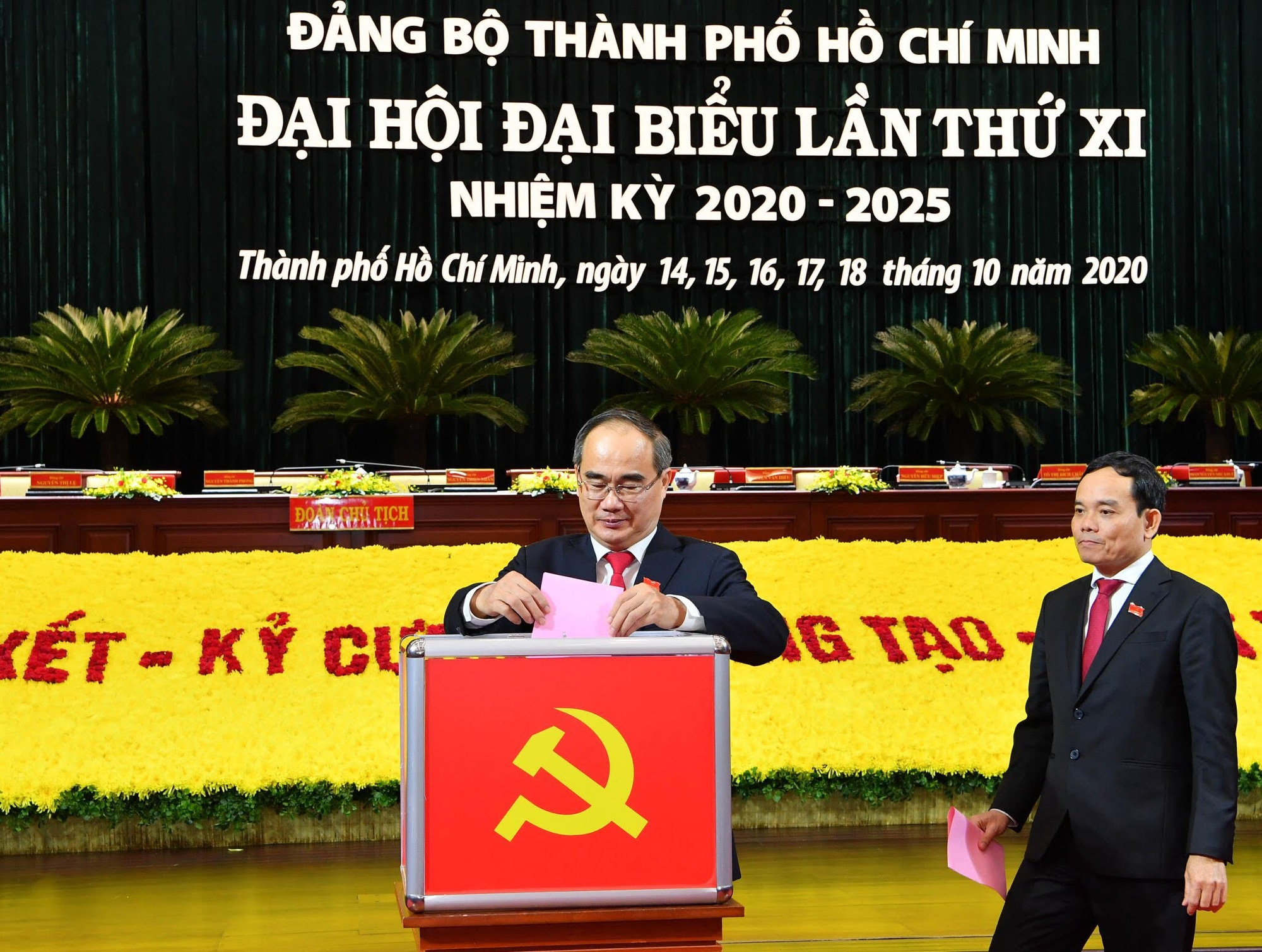 Bỏ phiếu bầu Ban Chấp h&agrave;nh Đảng bộ TP HCM nhiệm kỳ 2020-2025 - Ảnh 1.