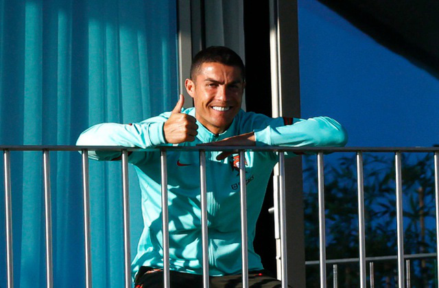Về Turin c&aacute;ch ly Covid-19, Ronaldo tuy&ecirc;n chiến với Bộ trưởng thể thao &Yacute; - Ảnh 2.