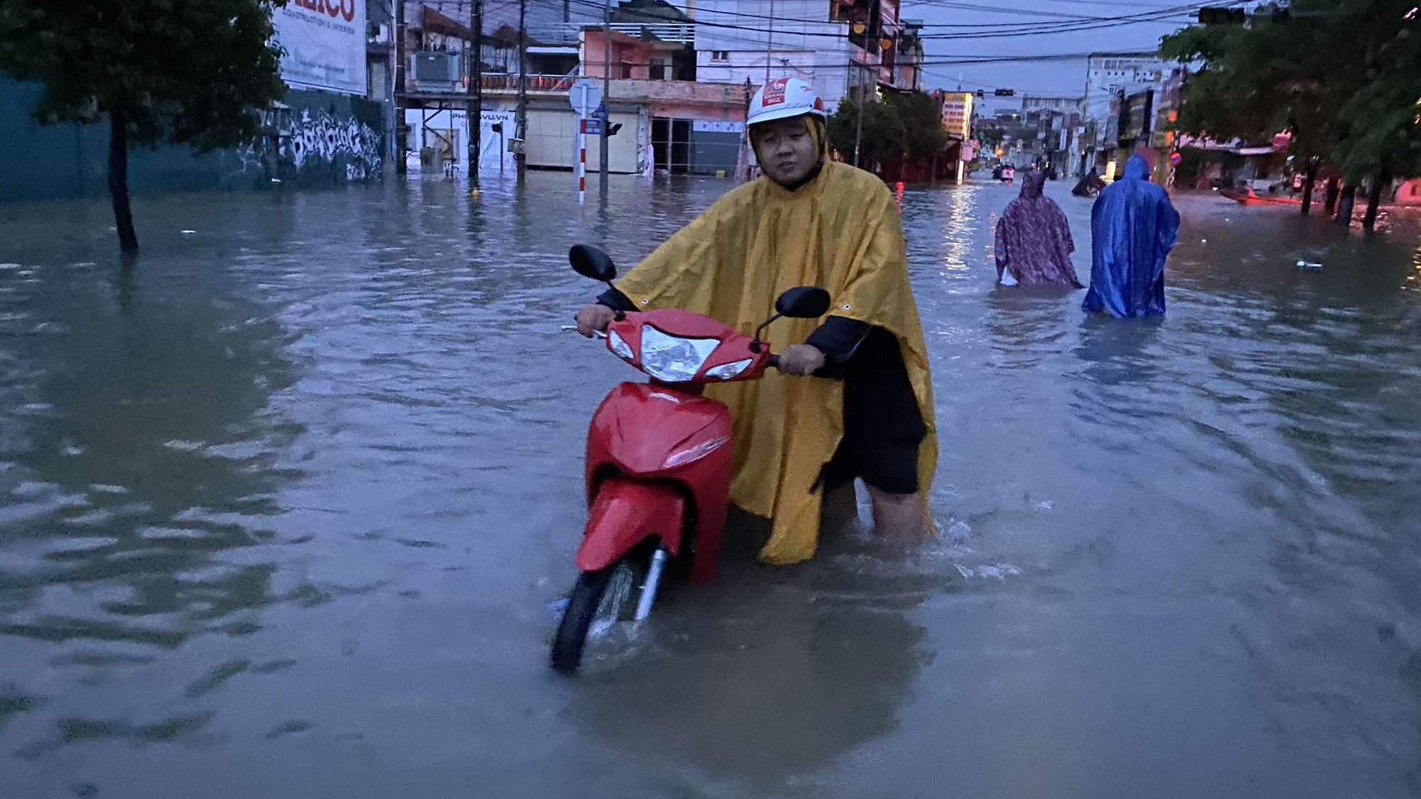 Vùng rốn lũ TP Huế, người dân di chuyển chủ yếu bằng thuyền, bè - Ảnh 1.